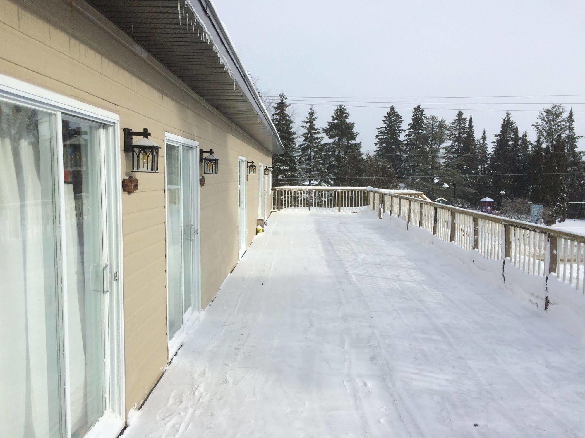 Attitude Montagne Hotel Saint Adolphe D'Howard Exterior photo